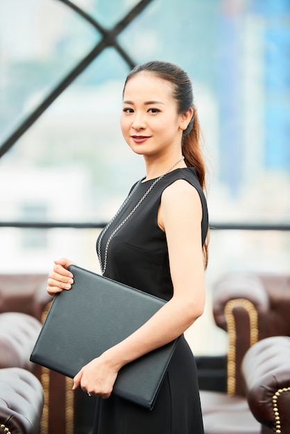 Jeune femme d'affaires travaillant au bureau