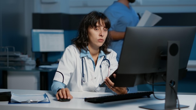 Photo jeune femme d'affaires travaillant à la clinique