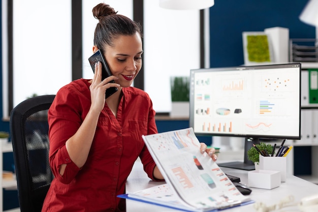 Photo jeune femme d'affaires travaillant dans un bureau