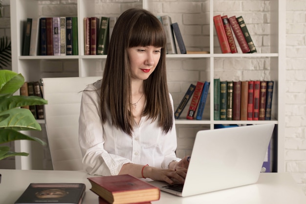 Jeune femme d'affaires travaillant à domicile