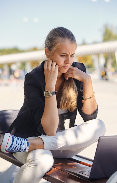 Une jeune femme d'affaires travaillant dur au parc