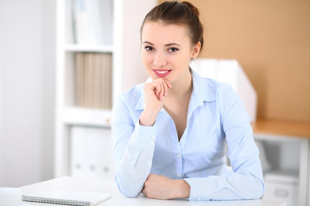 Jeune femme d'affaires travaillant sur ordinateur portable au bureau. Concept d'entreprise réussi.