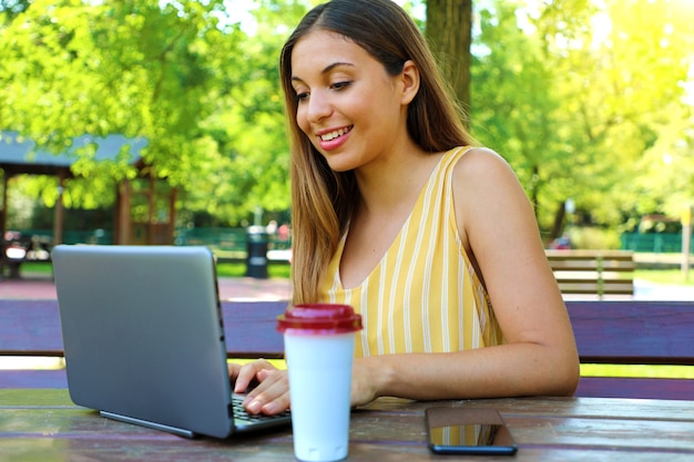 Jeune femme d'affaires travaillant sur ordinateur portable