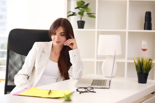 Jeune femme d'affaires travaillant à son bureau