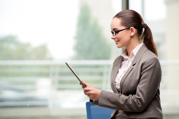 Jeune Femme D'affaires Travaillant Avec Une Tablette