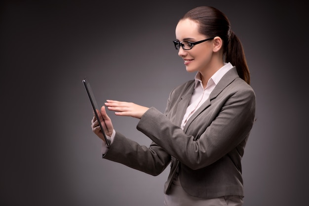 Jeune femme d&#39;affaires travaillant avec une tablette