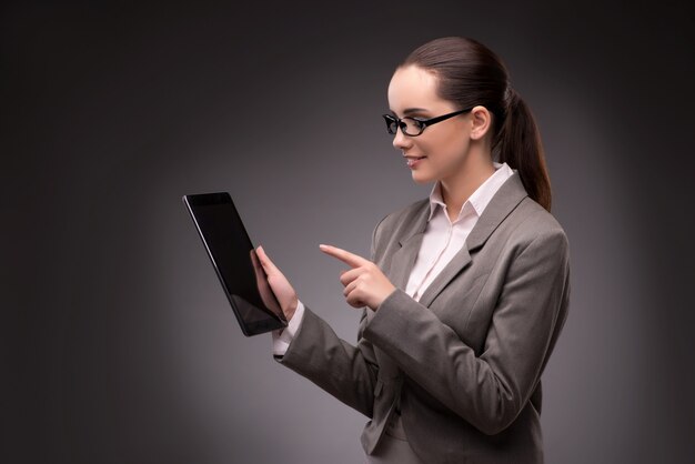 Jeune femme d&#39;affaires travaillant avec une tablette