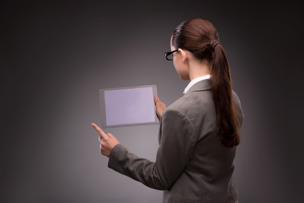 Jeune femme d&#39;affaires travaillant avec une tablette