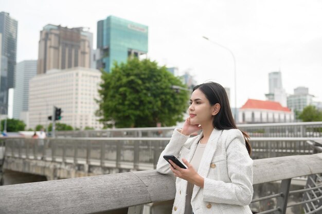 Une jeune femme d'affaires travaille dans le centre-ville moderne de Singapour