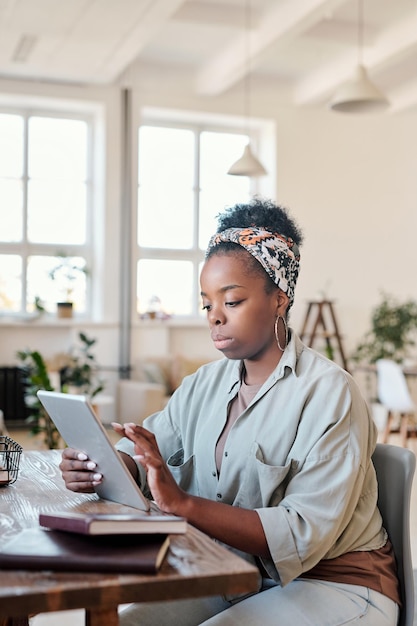 Jeune femme africaine à l'aide de tablette