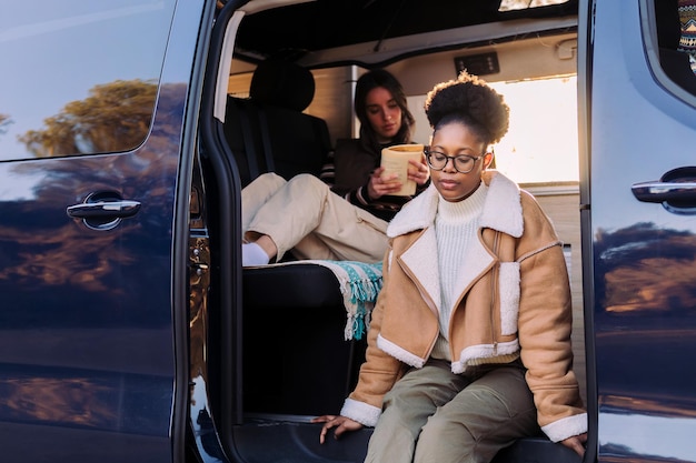 Jeune femme africaine au coucher du soleil en camping-car