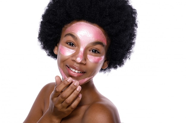 Jeune femme africaine avec un masque purifiant sur son visage