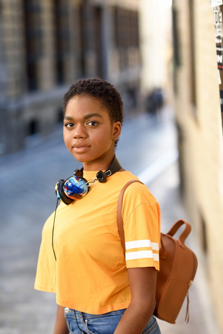 Photo jeune femme africaine portant des vêtements décontractés et des écouteurs