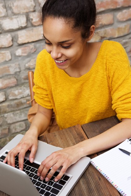 Jeune femme africaine travaillant sur ordinateur portable