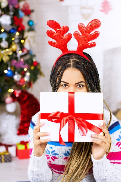 Jeune femme africaine la veille de Noël