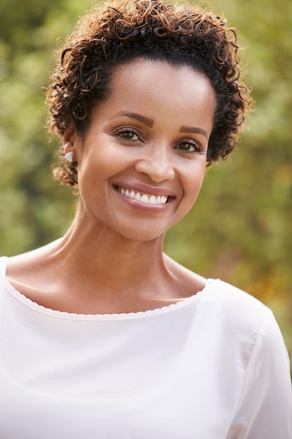 Photo la jeune femme d'afro-américain regarde à la verticale d'appareil-photo