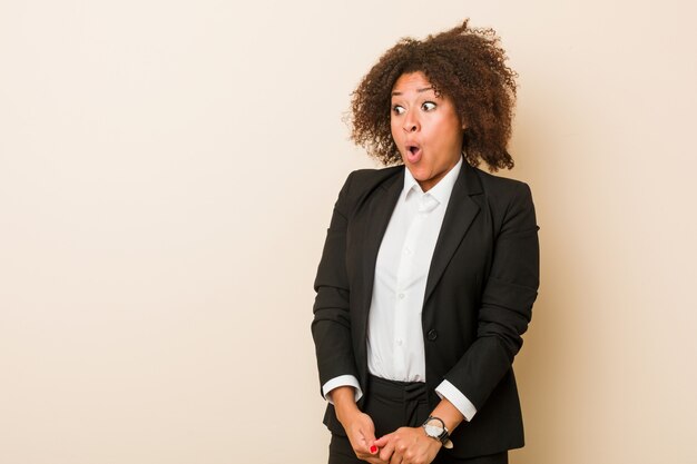 Jeune femme afro-américaine d'affaires choquée à cause de quelque chose qu'elle a vu.