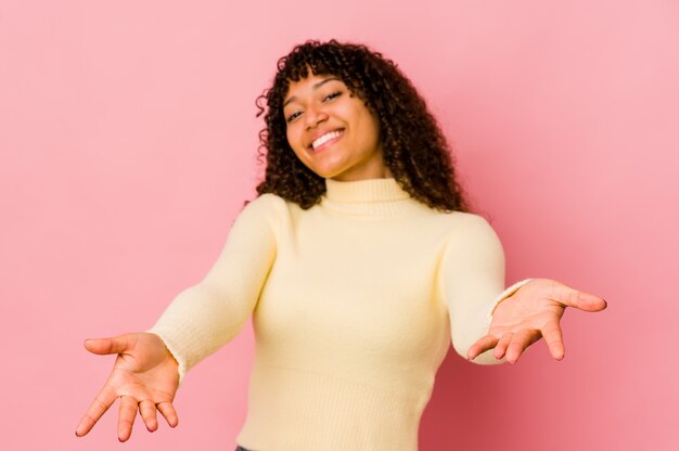 Jeune femme afro-américaine afro-américaine isolée montrant une expression de bienvenue.