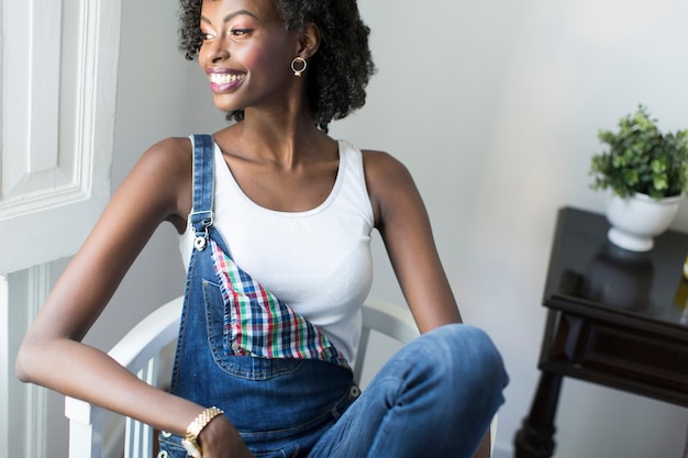 Jeune femme afro-américaine assise sur la chaise