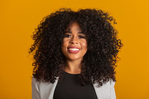 Jeune Femme Afro-américaine Aux Cheveux Bouclés Et Souriant. Jolie Fille Afro Aux Cheveux Bouclés Souriant