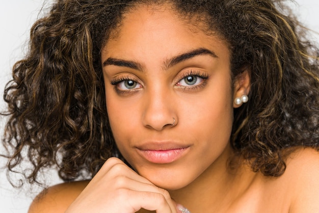 Jeune femme afro-américaine aux yeux bleus