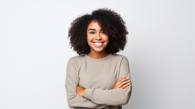 Jeune femme afro-américaine bras croisés fond isolé et souriant