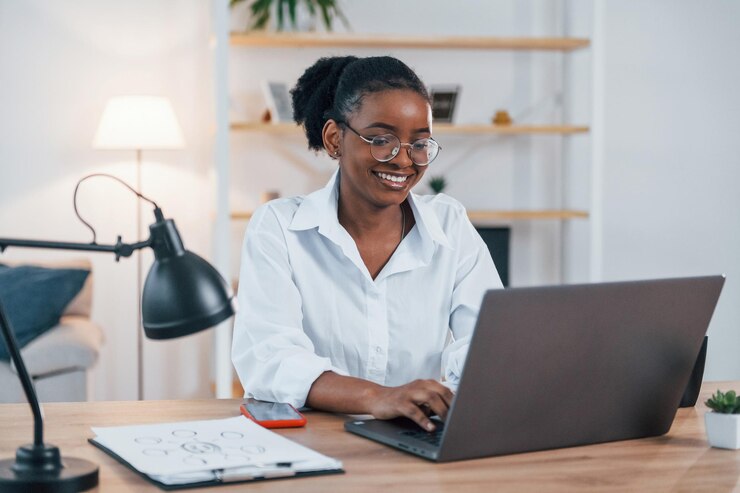 Jeune femme afro-américaine en chemise blanche est à la maison