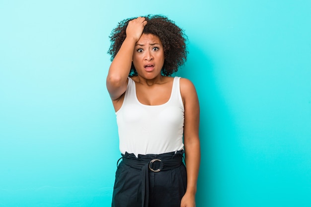 Jeune femme afro-américaine choquée, elle se souvient d'une rencontre importante.