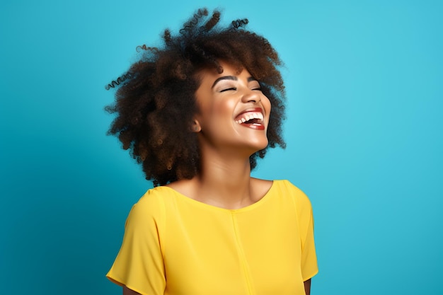 Jeune femme afro-américaine avec une coiffure afro riant sur fond bleu ia généré