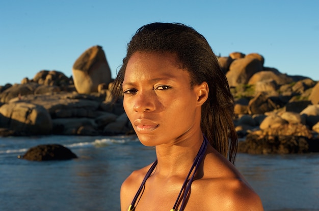 Photo jeune femme afro-américaine, debout sur la plage