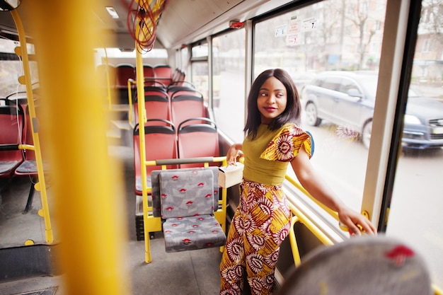 Jeune femme afro-américaine élégante à bord d'un bus
