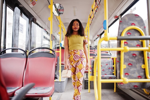 Jeune femme afro-américaine élégante à bord d'un bus