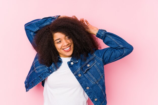 Jeune femme afro-américaine, étirement des bras, position détendue.