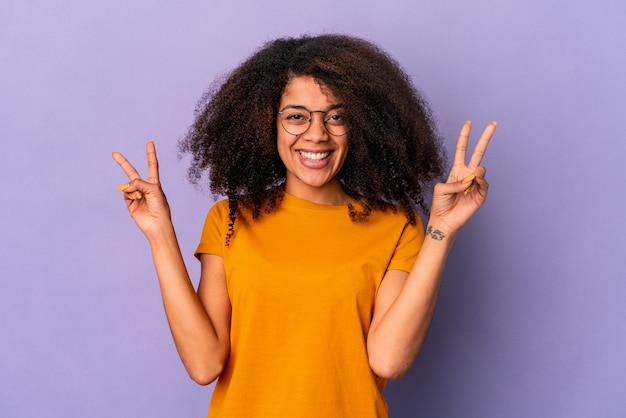 Jeune femme afro-américaine exprimant des émotions isolées