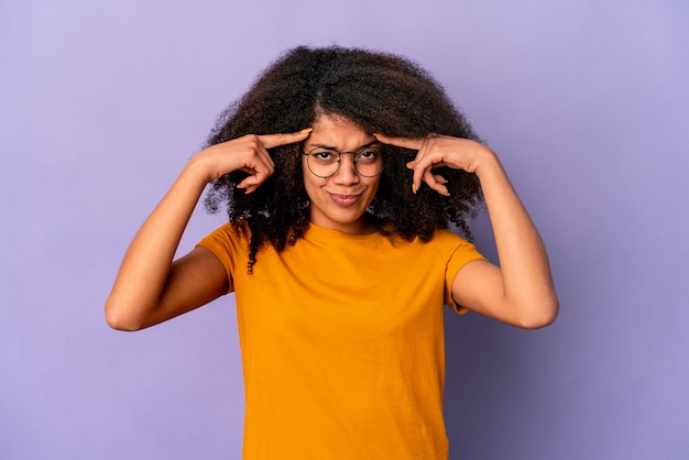 Jeune femme afro-américaine exprimant des émotions isolées