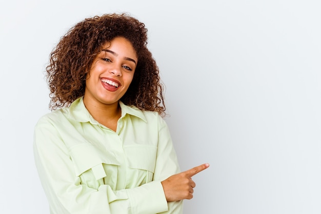 Jeune femme afro-américaine exprimant des émotions isolées