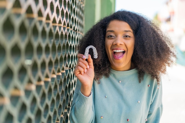 Photo une jeune femme afro-américaine à l'extérieur