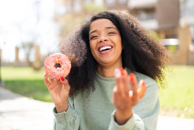 Une jeune femme afro-américaine à l'extérieur