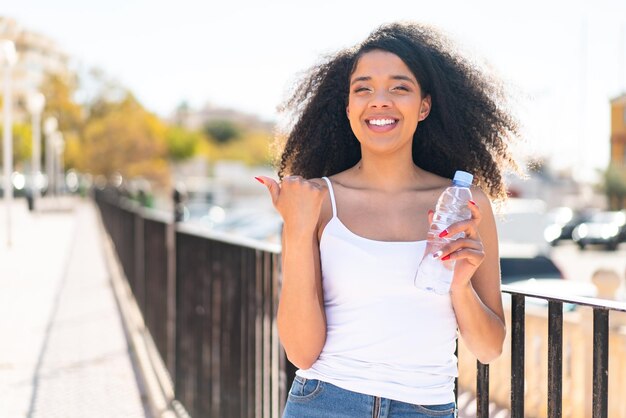 Une jeune femme afro-américaine à l'extérieur