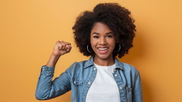 Jeune femme afro-américaine faisant des gestes avec son poing concept d'autonomisation féminine