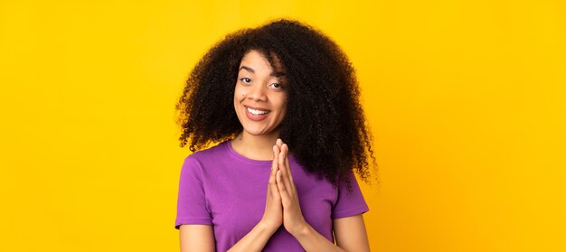 Jeune femme afro-américaine garde la paume ensemble