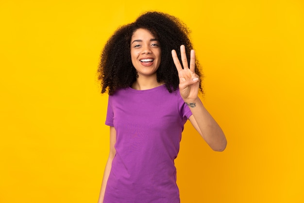 Jeune femme afro-américaine isolé fond