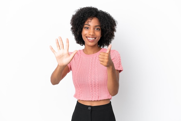 Jeune femme afro-américaine isolée sur fond blanc comptant six avec les doigts