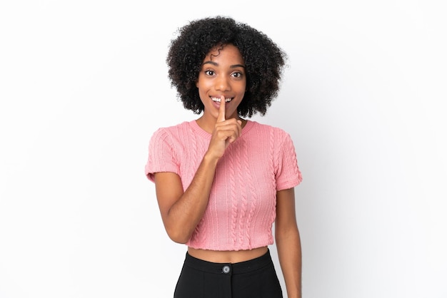 Jeune femme afro-américaine isolée sur fond blanc montrant un signe de silence geste mettant le doigt dans la bouche
