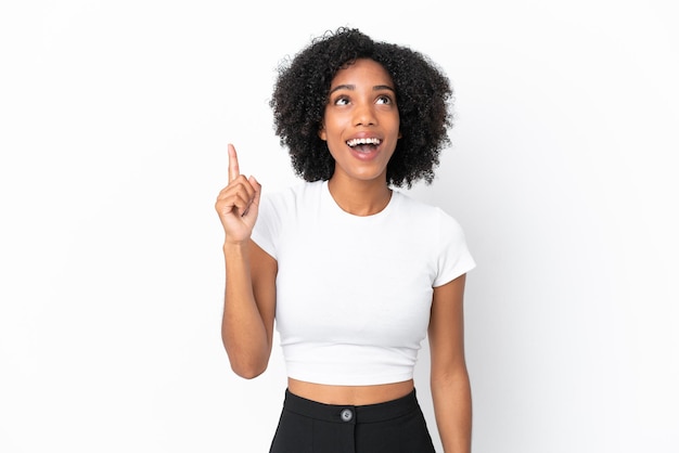 Jeune femme afro-américaine isolée sur fond blanc pointant vers le haut et surpris