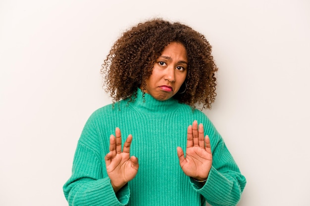 Photo jeune femme afro-américaine isolée sur fond blanc rejetant quelqu'un montrant un geste de dégoût