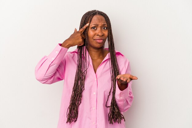 Jeune femme afro-américaine isolée sur fond blanc tenant et montrant un produit à portée de main.