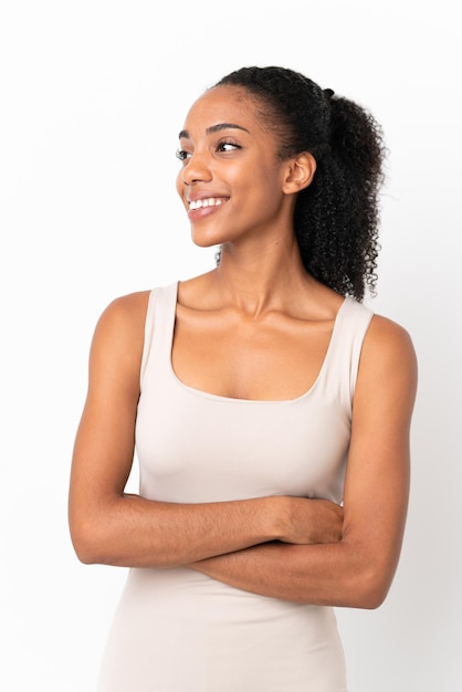 Jeune femme afro-américaine isolée sur fond blanc