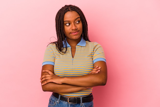 Photo jeune femme afro-américaine isolée sur fond rose rêvant d'atteindre ses objectifs