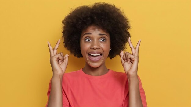 Jeune femme afro-américaine isolée sur fond de studio jaune expression faciale